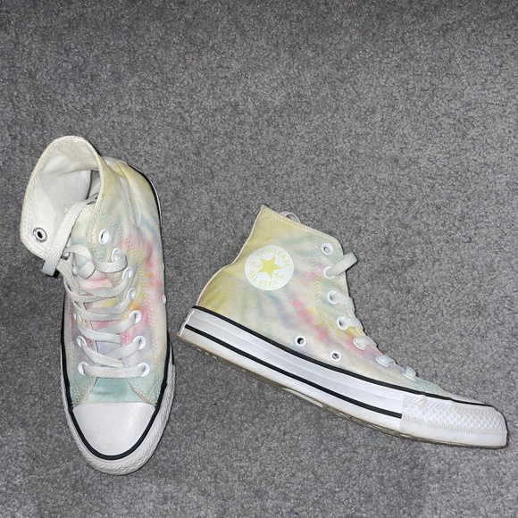 Shoes - tie dye high top converse